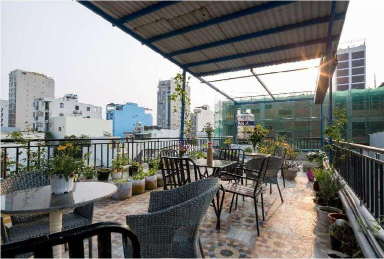 Không gian tầng thượng thoáng mát ngắm nhìn toàn cảnh thành phố từ trên cao tại homestay Đà Nẵng gần biển