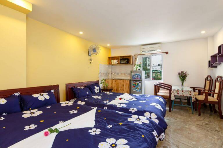 Căn phòng đôi tại Rose Garden Homestay luôn ngập tràn màu sắc là sự lựa chọn hoàn hảo cho các cặp đôi khi đến homestay Đà Nẵng gần biển 