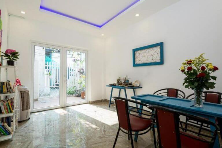 Không gian chung kết nối mọi người tại Rose Garden mang hai màu sắc trắng và xanh chủ đạo