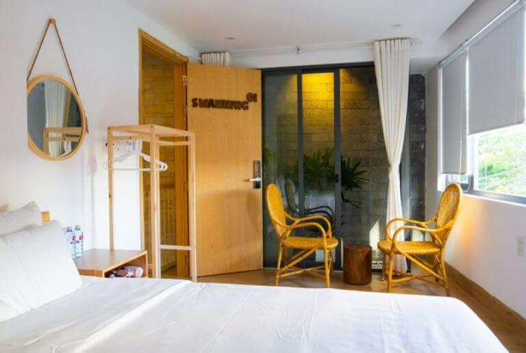 Chiêm ngưỡng cảnh đẹp cùng nhâm nhi tách cà phê là trải nghiệm thú tại homestay Đà Nẵng gần biển Mộc House