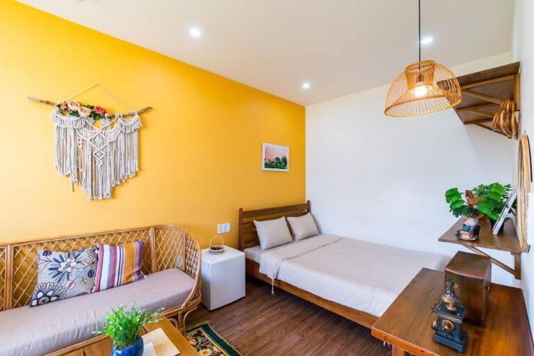 Căn phòng tại Nắng House - Homestay Đà Nẵng gần biển được bài trí gọn gàng tạo cảm giác rộng rãi