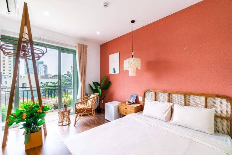Căn phòng tràn ngập ánh sáng từ thiên nhiên khiến homestay Đà Nẵng gần biển trở lên sáng sủa