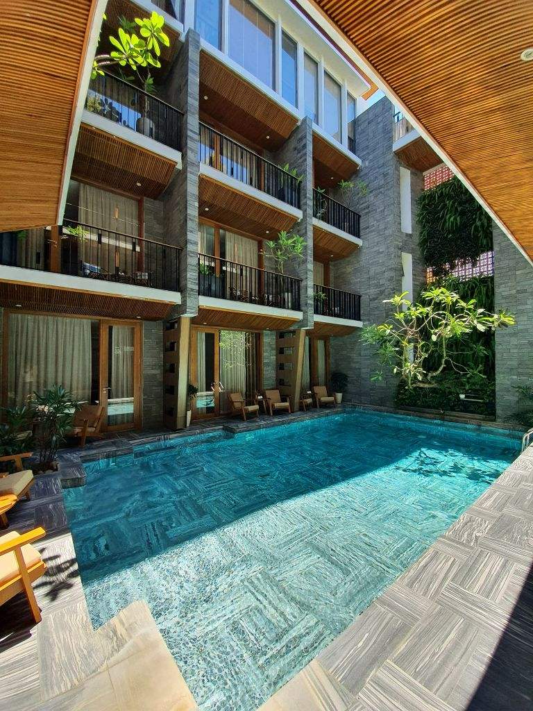 Bể bơi tọa lạc ngay giữa khuôn viên homestay, tạo nên khung cảnh tuyệt đẹp có 1-0-2. (Nguồn: Facebook.com)