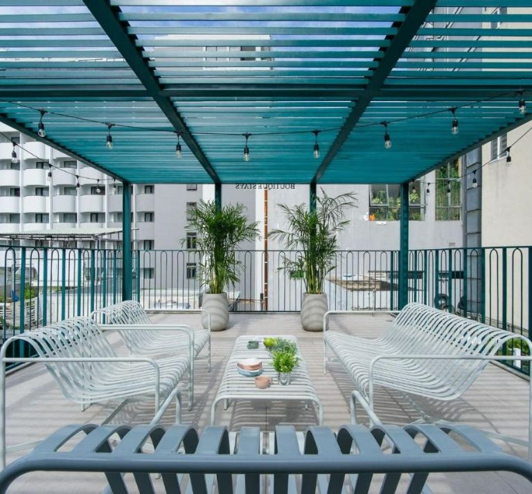 Khu vực ngồi trên sân thượng mang phong cách lạ mắt với màu xanh baby blue làm chủ đạo. (Nguồn: Facebook.com)