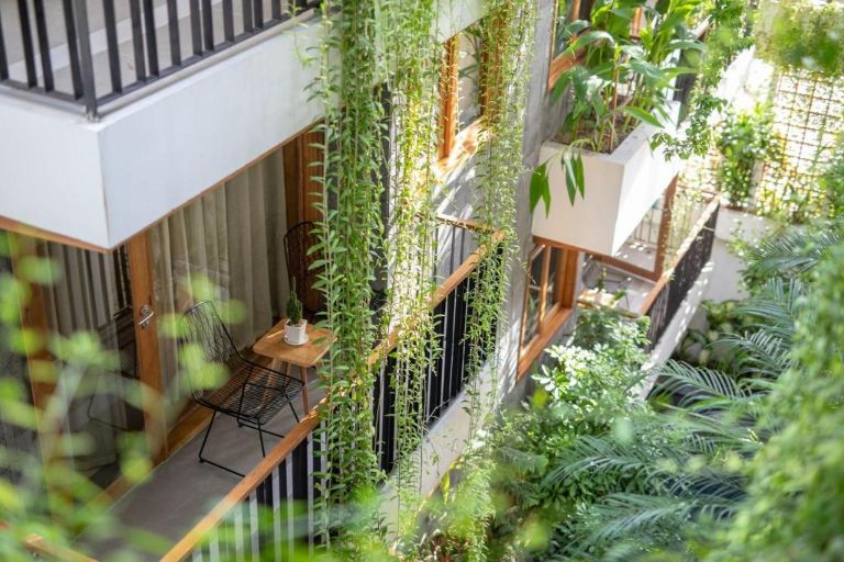 Khu vực ban công phòng ngủ cũng được decor cây xanh, mang đến góc ngồi cực chill. (Nguồn: Facebook.com)