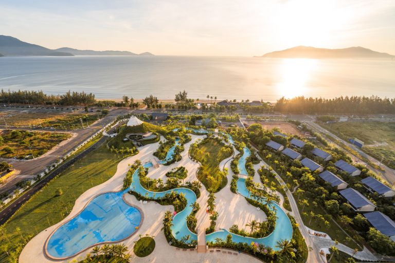 Chiếc hồ bơi có thiết kế độc đáo nhất Mikazuki Japanese Resorts & Spa, còn gì chill bằng vừa bơi ở đây và ngắm nhìn bình minh và hoàng hôn bạn nhỉ 