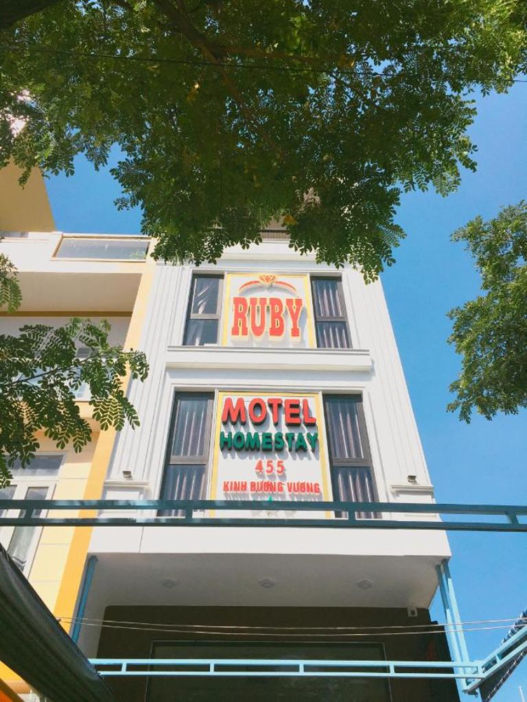 Du khách có thể dễ dàng bắt gặp căn homestay màu trắng với thiết kế nhỏ gọn nằm ngay trên đường Kinh Dương Vương, Đà Nẵng