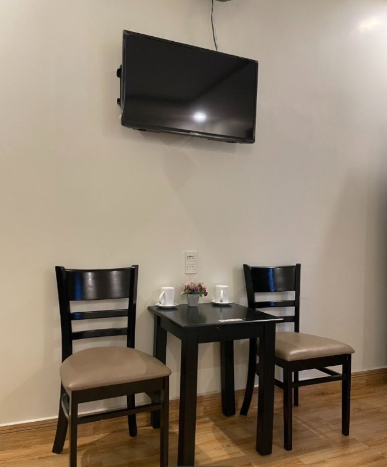 Với giá thuê cực rẻ, chỉ giao động từ 200.000 đồng - 260.000 đồng, homestay Liên Chiểu Đà Nẵng này vẫn phục vụ bạn đầy đủ tiện ích như ti vi, bàn ghế uống trà ngay trong phòng