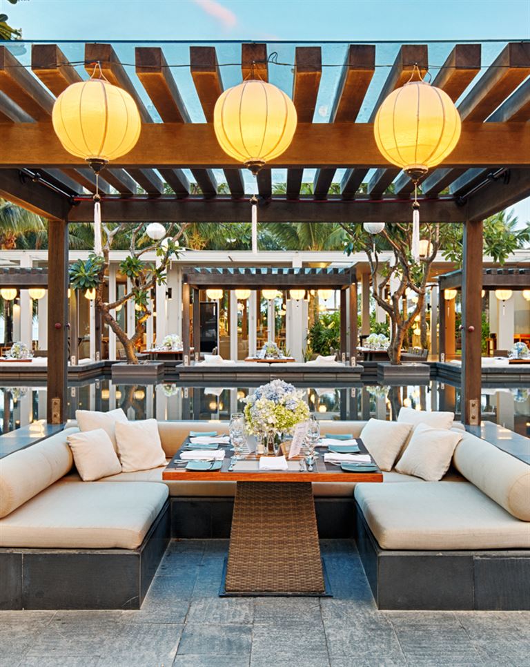 B Lounge mang đến không gian giải trí và ăn uống sôi động với các màn trình diễn chuyên nghiệp của các DJ và nghệ sĩ nổi tiếng. 