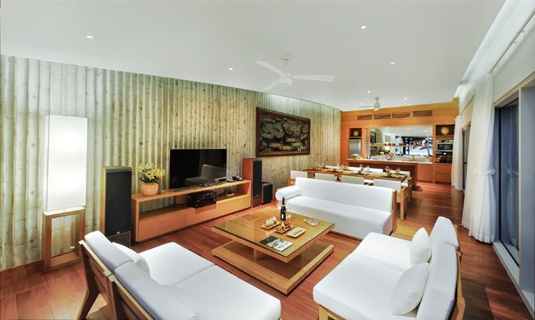 Hạng biệt thự Beachfront Villa sở hữu phòng khách sang trọng, phòng bếp, bàn tiệc lớn cùng hồ bơi, sân vườn. 