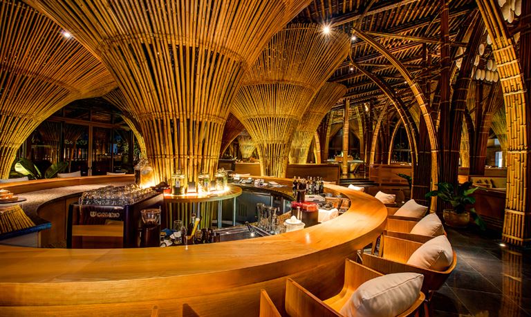 Coffee Club là không gian gặp gỡ và tận hưởng những ly cà phê nguyên chất, cùng nhiều loại trà và bánh ngọt thơm ngon.