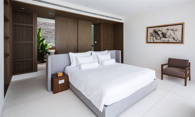 Không gian phòng ngủ rộng rãi, trang bị giường đôi, giường đơn và nhà tắm riêng tư tiện lợi. 