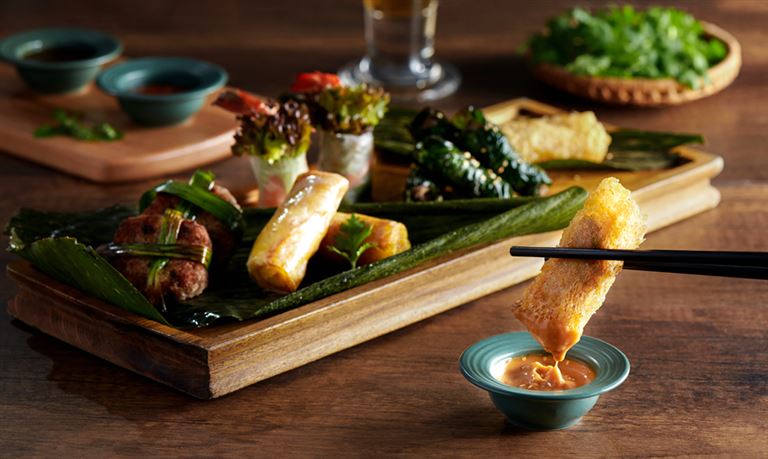 Các món ăn hấp dẫn đến từ cả ba miền Bắc, Trung Nam được phục vụ tận tình tại Nhà hàng HayHay. 