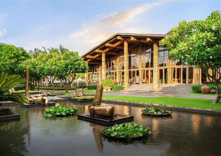 Naman Retreat Đà Nẵng sở hữu vị trí đẹp bên bờ biển Non Nước, gần nhiều điểm tham quan du lịch nổi tiếng.