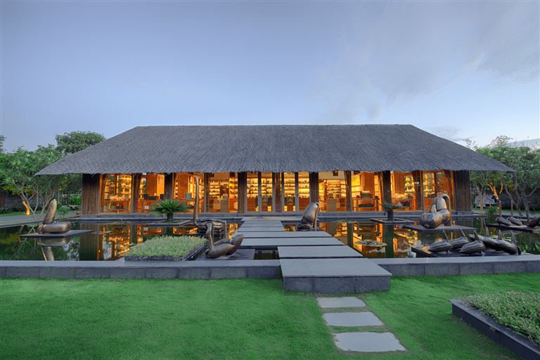 Naman Boutik Shop là không gian trưng bày các tác phẩm văn hóa truyền thống của dân tộc.