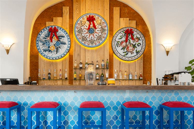 Elia Bar là quầy bar nằm tại gần sảnh chờ và hồ bơi sân vườn, phục vụ nhiều loại đồ uống hảo hạng và là nơi tổ chức tiệc trà chiều hấp dẫn. 