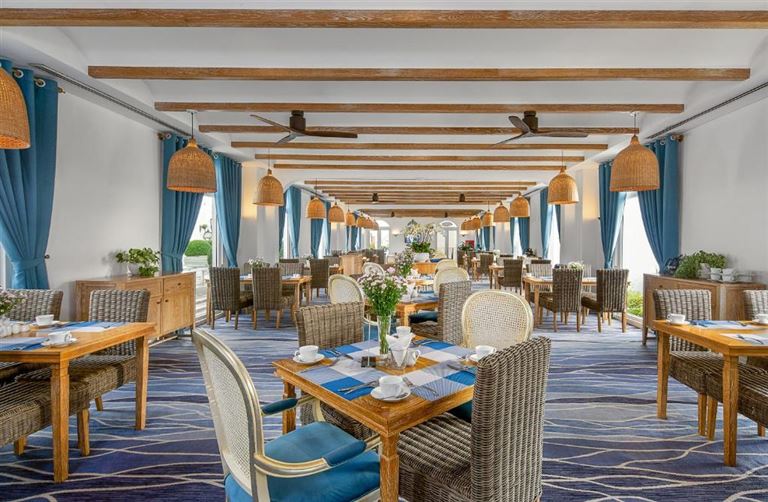 Không gian nhà hàng La Maison là địa điểm dùng bữa được khách hàng đánh giá cao với đa dạng ẩm thực trên thế giới. 