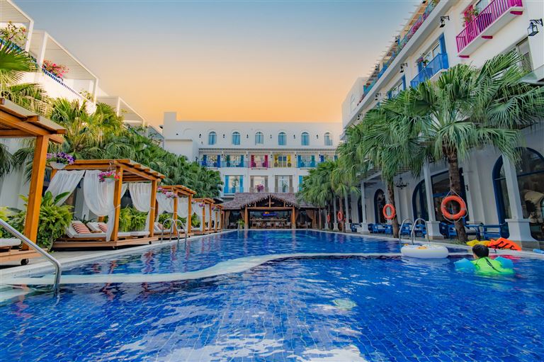 Risemount Resort Đà Nẵng sở hữu hệ thống hai hồ bơi tại tầng trệt và tầng thượng với thiết kế đẹp. 