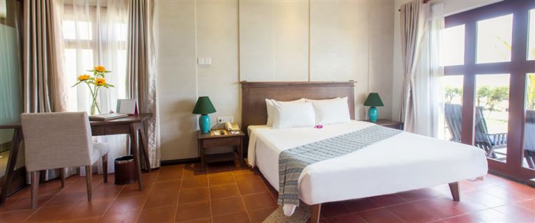 Hạng phòng Family Bungalow Garden View có hướng nhìn ra khu vườn nhiệt đới giúp không gian sinh hoạt luôn mát mẻ. 