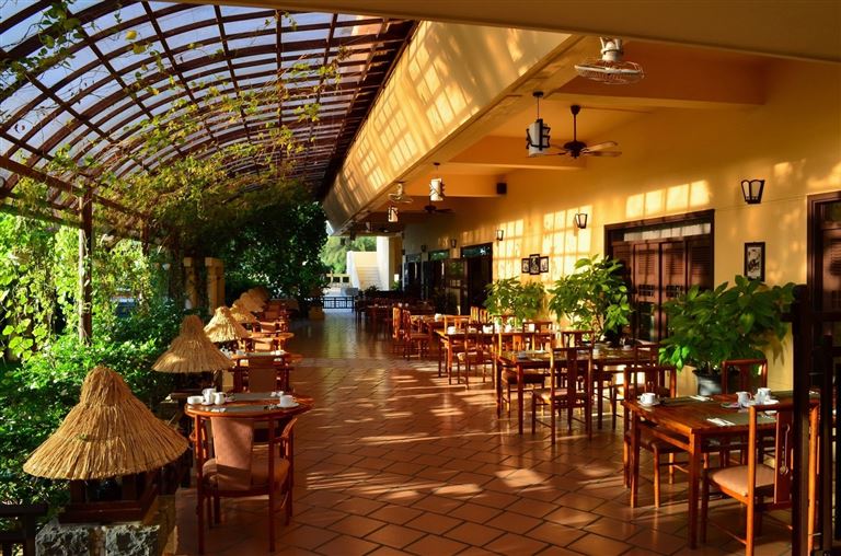 Sandy Beach Resort còn sở hữu quầy bar Lobby Lounge sở hữu thiết kế độc đáo, phục vụ nhiều loại đồ uống độc đáo. 