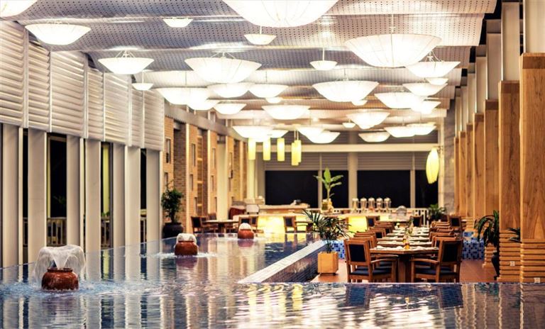 Không gian kiến trúc được thiết kế sang trọng, tinh tế với các chi tiết được trạm chổ tinh xảo, tone màu sáng trang nhã. 