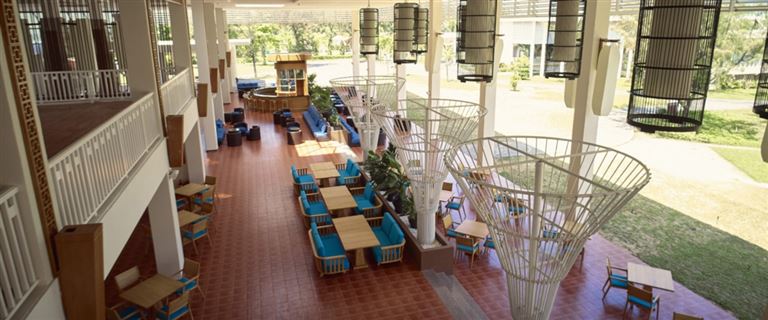 Du khách có cơ hội thưởng thức các món ăn đặc sản Việt Nam và nhiều món Á, Âu và ẩm thực Halal độc đáo. 