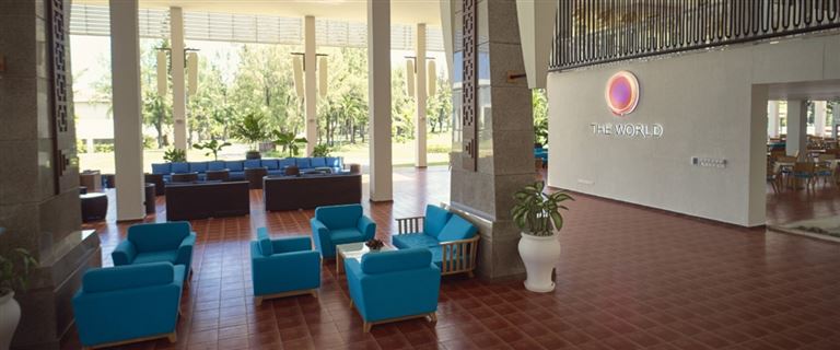 The World là nhà hàng chính tại Sandy Beach Resort Đà Nẵng, với thiết kế mở tràn ngập ánh sáng. 