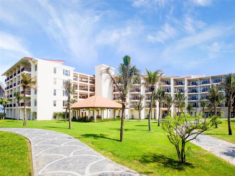 Sandy Beach Resort Đà Nẵng sở hữu vị trí đắc địa trước mặt là bãi biển Non Nước mênh mông, sau lưng là núi Ngũ Hành Sơn hùng vĩ. 