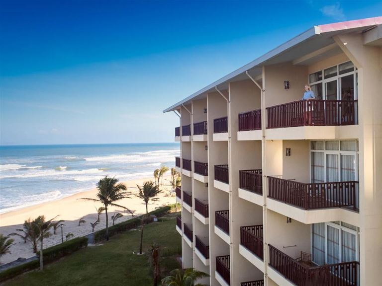 Sandy Beach Resort Đà Nẵng sở hữu lợi thế về khung cảnh thiên nhiên và sân vườn xanh mát đem đến cho khách hàng không gian nghỉ dưỡng tuyệt vời. 