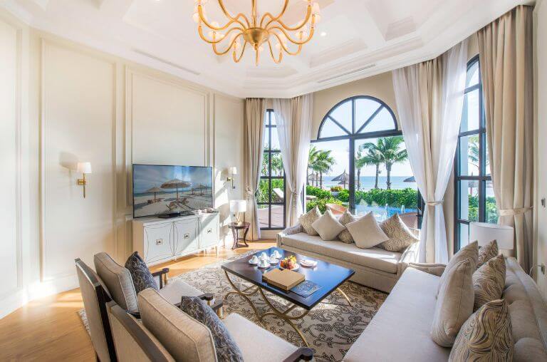 Phòng khách có view hướng ra bồ bơi và biển sẽ là không gian sinh hoạt chung lý tưởng cho du khách.