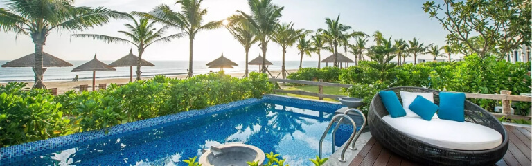 Không gian sân vườn tuyệt đẹp vừa có bể bơi lại vừa có thể ngắm nhìn bao quát cảnh biển và chỉ mất vài bước đi bộ để ra đến biển.